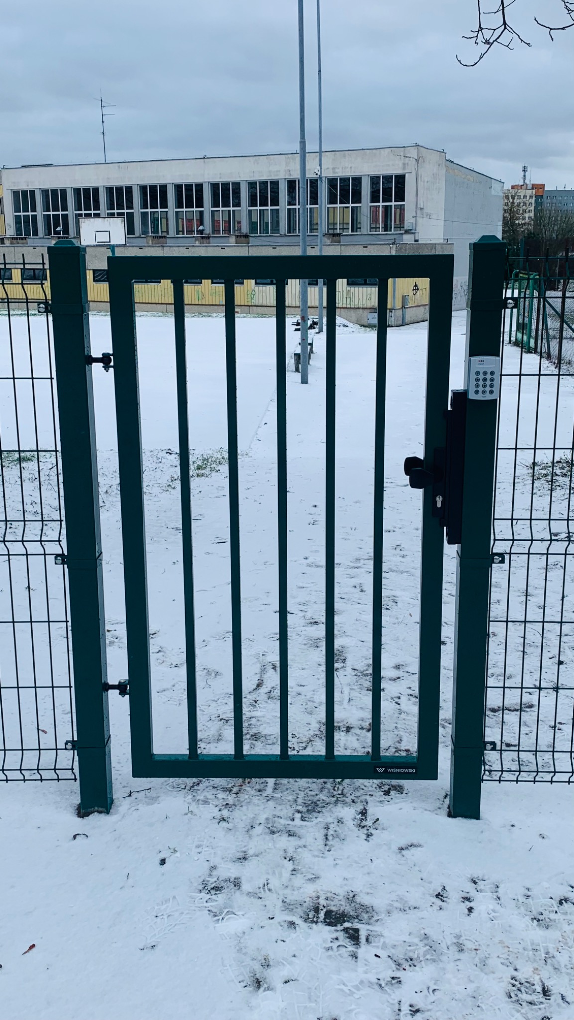 Furtka z zamkiem szyfrowym dla Szkoły podstawowej