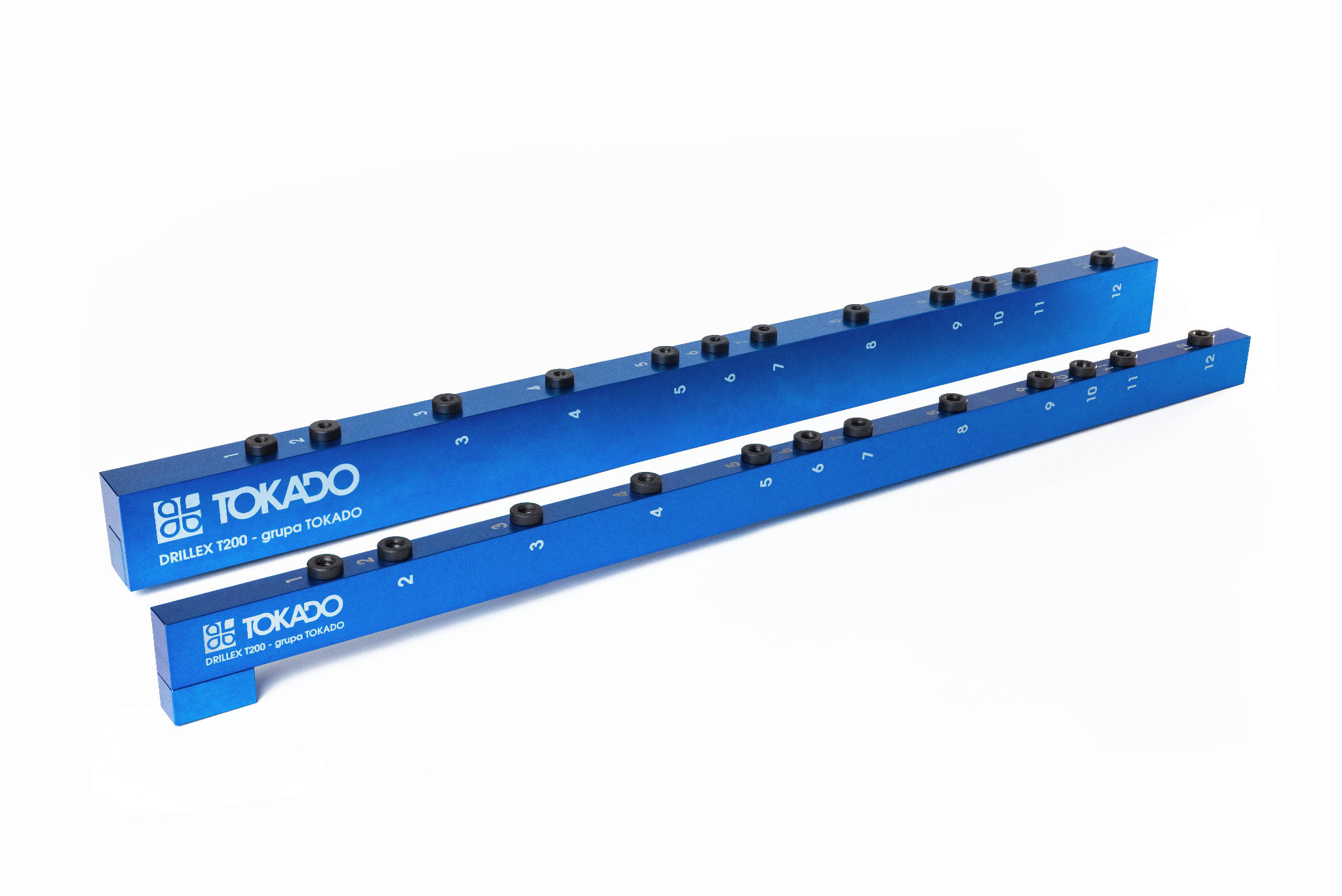 Dwie niebieskie listwy Tokado Drillex T200 z numerowanymi otworami, ułożone równolegle na białym tle. Produkt obróbki CNC, precyzyjnie wykonany, z logo firmy.