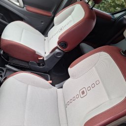 LAVENDA Ewa Samul - Jasne, dwukolorowe fotele samochodowe z bordowymi akcentami i geometrycznym wzorem. Widok z góry na czyste, zadbane wnętrze pojazdu.