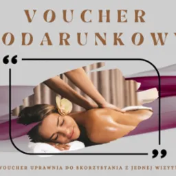 Voucher podarunkowy na zabieg relaksacyjny: kobieta z zamkniętymi oczami leży na ręczniku, na plecach ma dłonie masażysty, we włosach wpięty jasny kwiat.