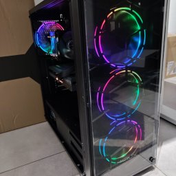 PRONET Piotr Prochwicz - Komputer stacjonarny z podświetleniem RGB w obudowie z przezroczystym panelem bocznym, widoczna karta graficzna Gigabyte GeForce RTX.