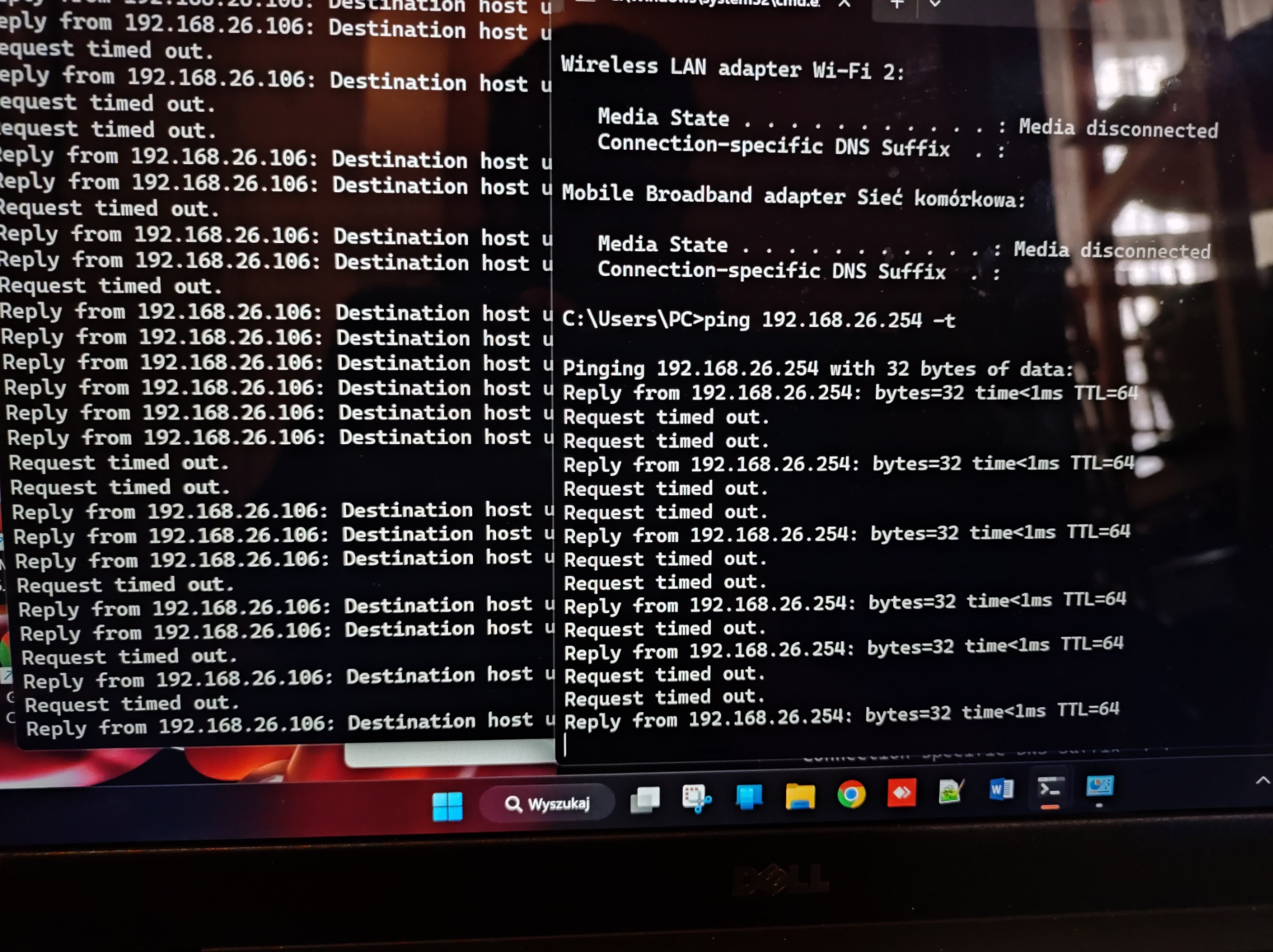 Ekran laptopa Dell z uruchomionym wierszem poleceń systemu Windows, wyświetlającym wyniki komendy 'ping' do adresu 192.168.26.254, z widocznymi zarówno odpowiedziami, jak i informacjami...