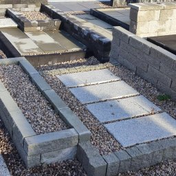 K&K KRZYSZTOF KAZIÓW - Ekspozycja różnych rodzajów nawierzchni: płyty betonowe, kostka granitowa i betonowa otoczone żwirem, prezentacja materiałów budowlanych.