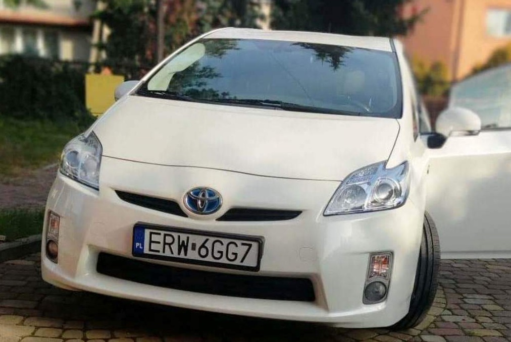 Standard Eco Hybride car for 4 passengers