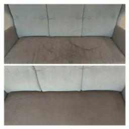 Dwuetapowe ujęcie sofy: widoczne plamy przed czyszczeniem i jednolity kolor po usunięciu zabrudzeń, jasnoszara tapicerka z guzikami.