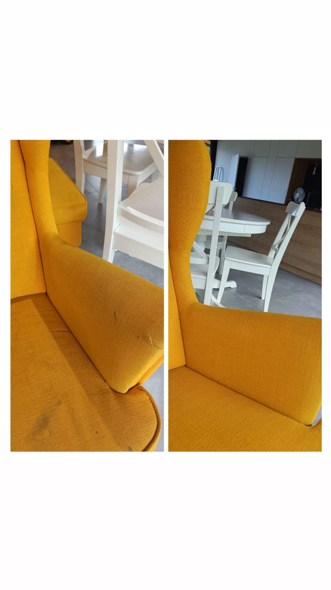 Dwa ujęcia fotela uszak w odcieniu musztardowym, z widocznymi plamami na podłokietniku po lewej stronie, na tle białego stołu z krzesłami.