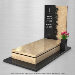 Kamieniarstwo NERO Kamil Wodecki - Elegancki nagrobek z jasnego kamienia z czarnym elementem z wyciętymi różami i inskrypcjami, uzupełniony wazonem z tulipanami. Projekt chroniony prawem autorskim.