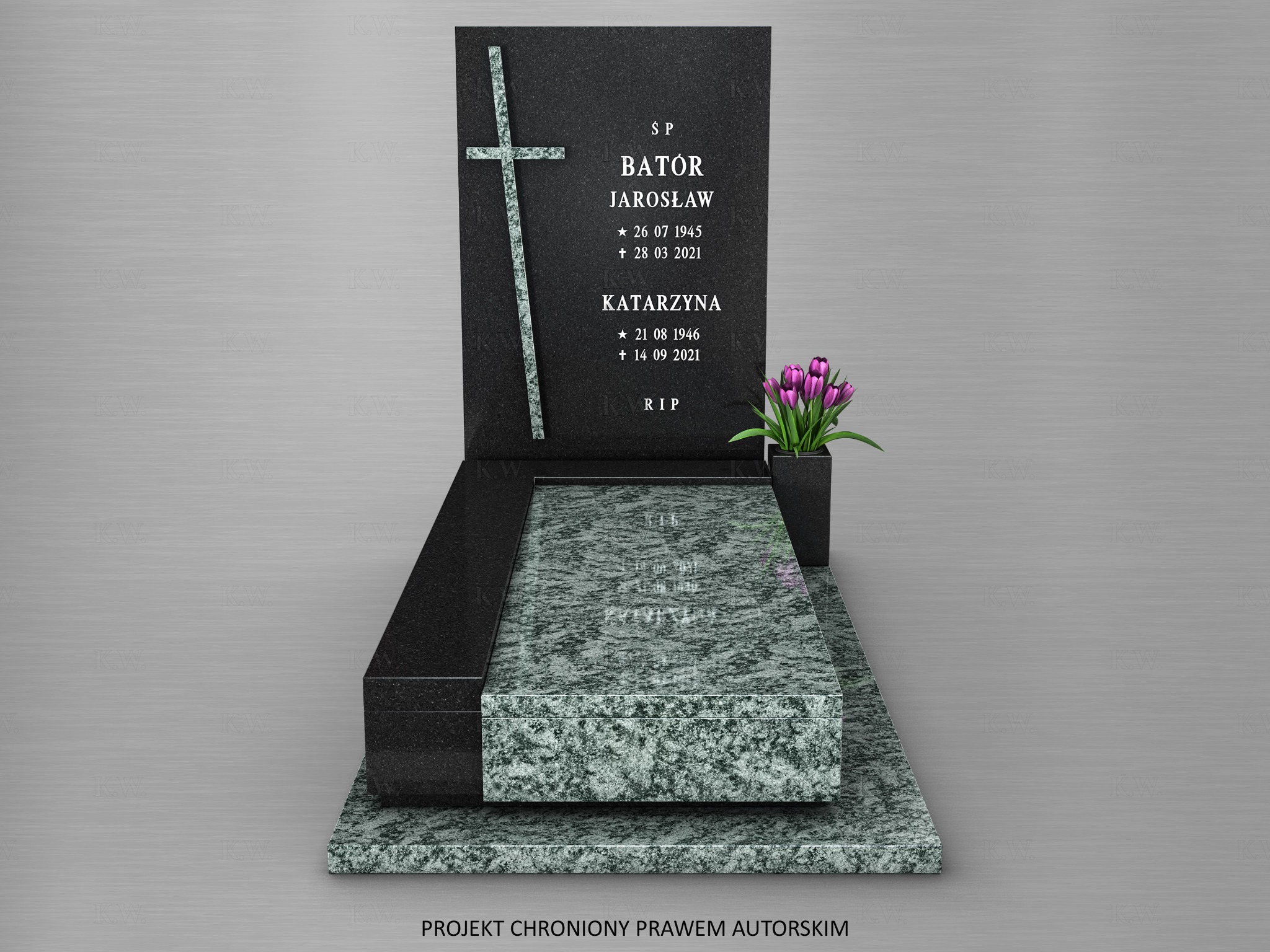 Wizualizacja nagrobka z czarnego granitu z krzyżem zdobionym jaśniejszym kamieniem, ozdobionego fioletowymi tulipanami w doniczce, na tle szarego tła.
