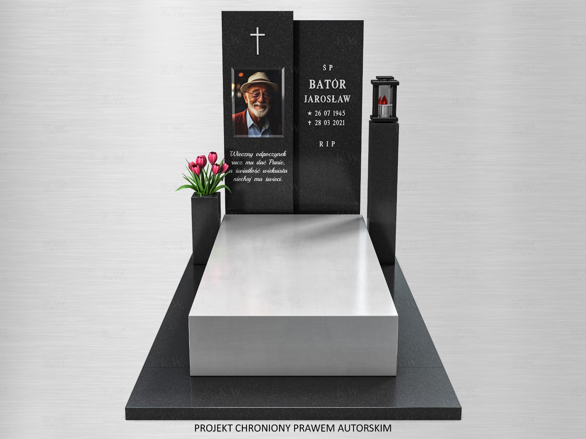 Elegancki, czarny pomnik z jasnym elementem centralnym, zdjęciem osoby zmarłej, zniczem i kwiatami w doniczce. Widoczny napis z imieniem i nazwiskiem oraz datami.