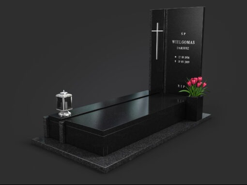Czarny, nowoczesny nagrobek z granitu z krzyżem i lampionem, wykonany w Siemianowicach Śląskich. Minimalistyczny design, polerowana powierzchnia, kwiaty w wazonie.