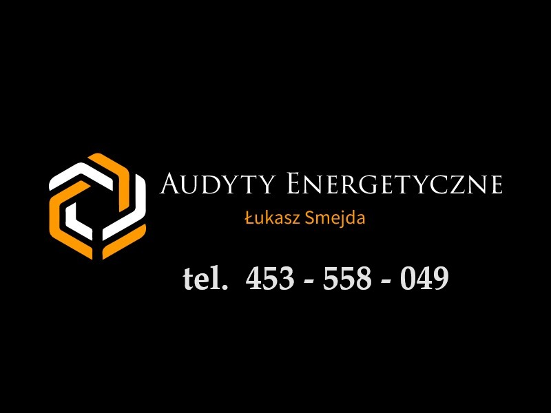 Logo firmy oferującej audyty energetyczne: geometryczny symbol w kolorach pomarańczowym i białym, nazwa firmy 'AUDYTY ENERGETYCZNE', imię i nazwisko Łukasz Smejda oraz numer telefonu na czarnym tle.