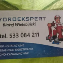 Wizytówka firmy Hydroekspert Błażej Wielebiński z numerem telefonu i ilustracją hydraulika z kluczem do rur.