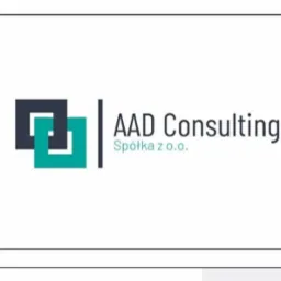 Logo firmy AAD Consulting Spółka z o.o. z geometrycznym symbolem dwóch nachodzących na siebie kwadratów w kolorach grafitowym i turkusowym.