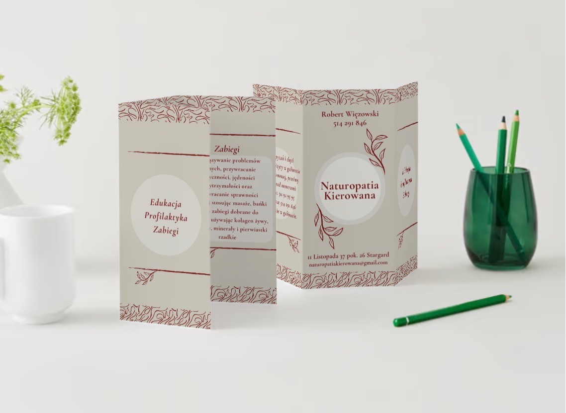 Trifoldowa broszura reklamowa gabinetu Naturopatii Kierowanej z danymi kontaktowymi Roberta Więzowskiego, obok zielony wazonik z kredkami i filiżanka z kwiatami na białym tle.