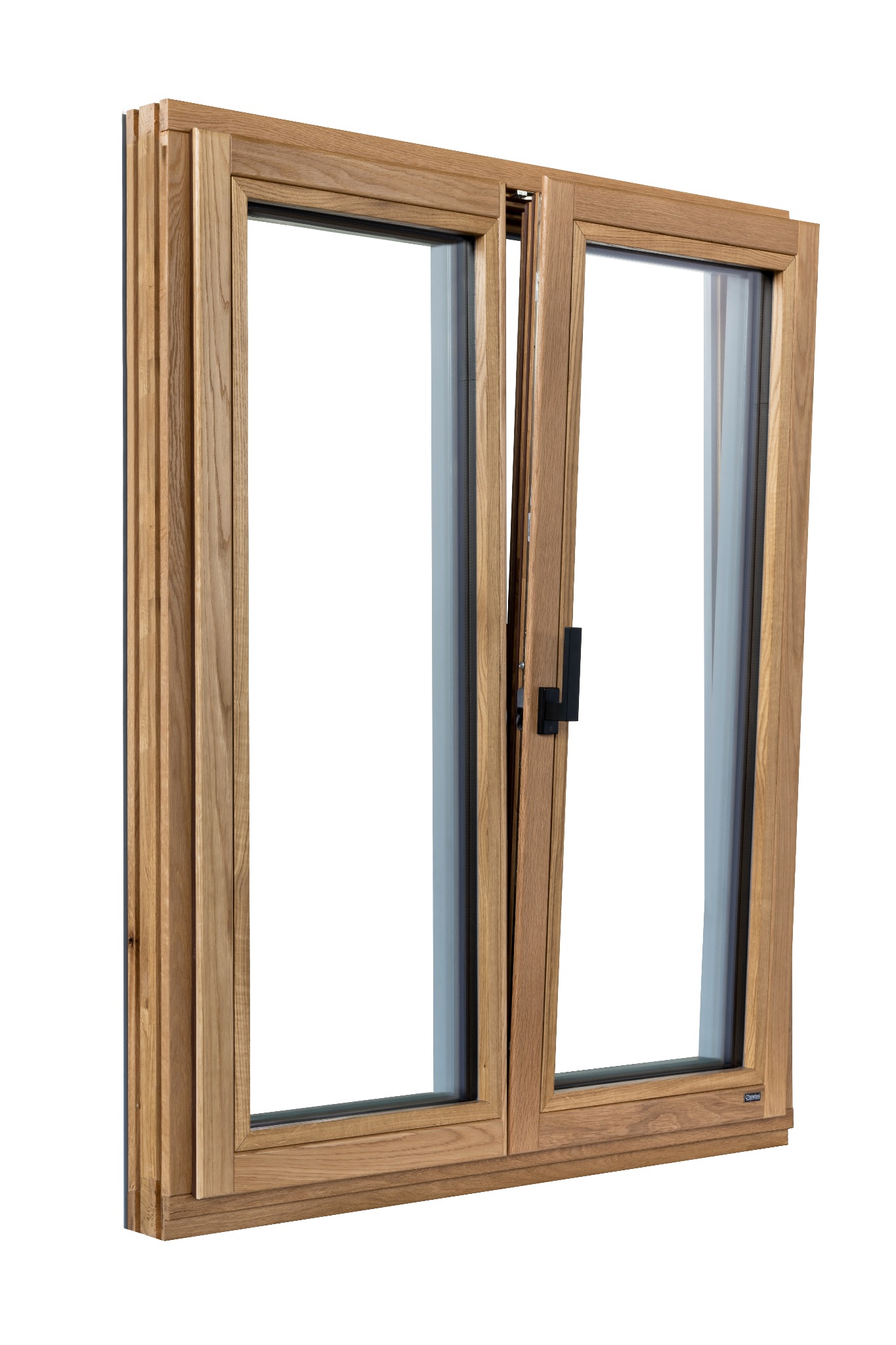 Dwuskrzydłowe okno z drewna dębowego, jedno skrzydło uchylone, widoczny czarny uchwyt i subtelne logo producenta w rogu ramy.