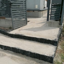 Schody z palisady łupanej wraz z kostką betonową