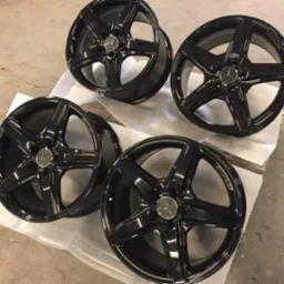 Czarne felgi Mercedes, odnowione i pomalowane proszkowo