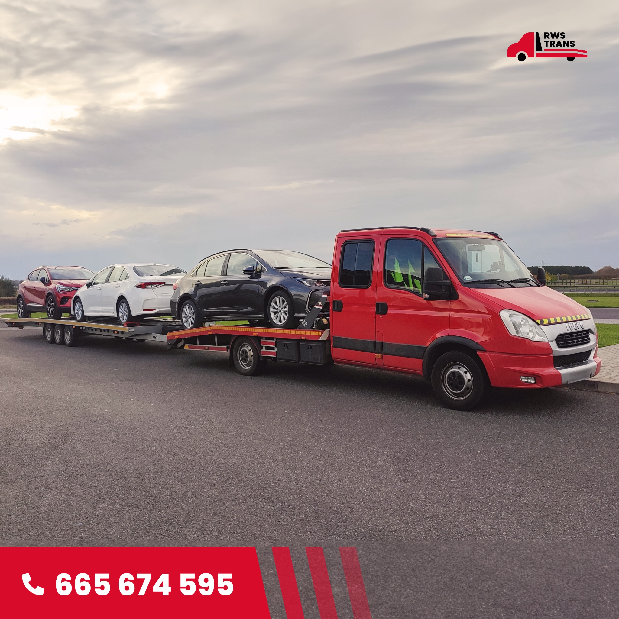 Czerwona laweta Iveco przewozi trzy samochody osobowe: czerwonego crossovera, białą limuzynę i czarny sedan na tle pochmurnego nieba. Widoczne logo RWS Trans.