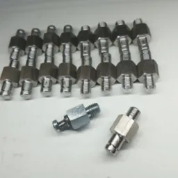 Trzpienie gwintowane, z mocowaniem pod łożysko.