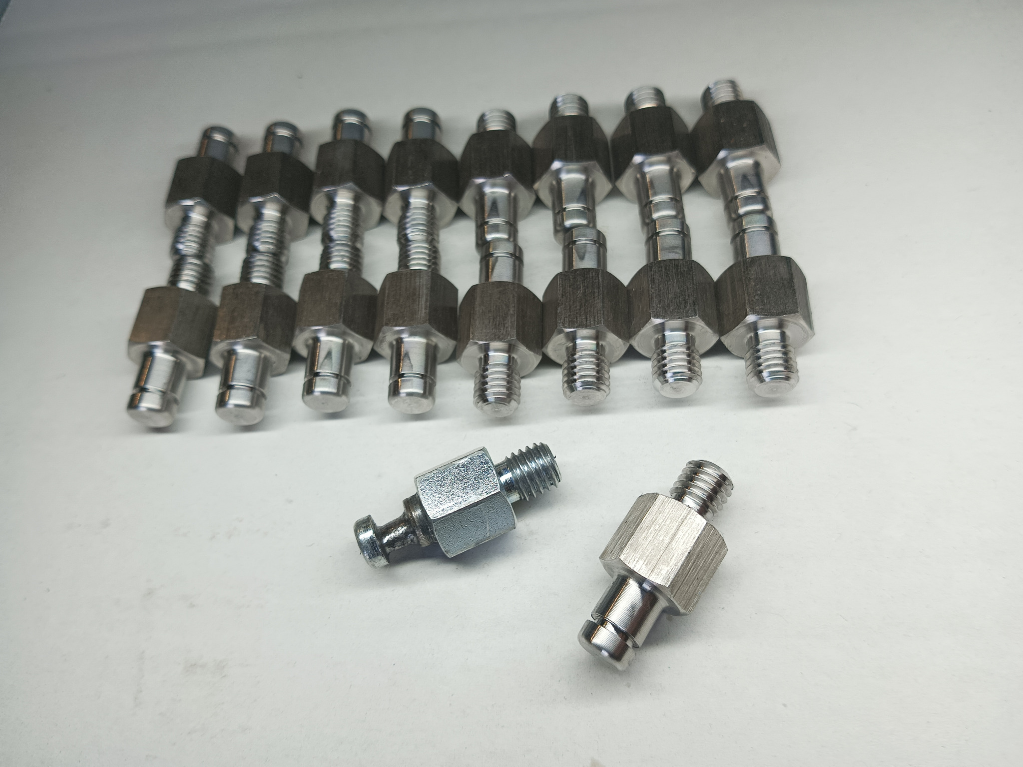 Trzpienie gwintowane, z mocowaniem pod łożysko.