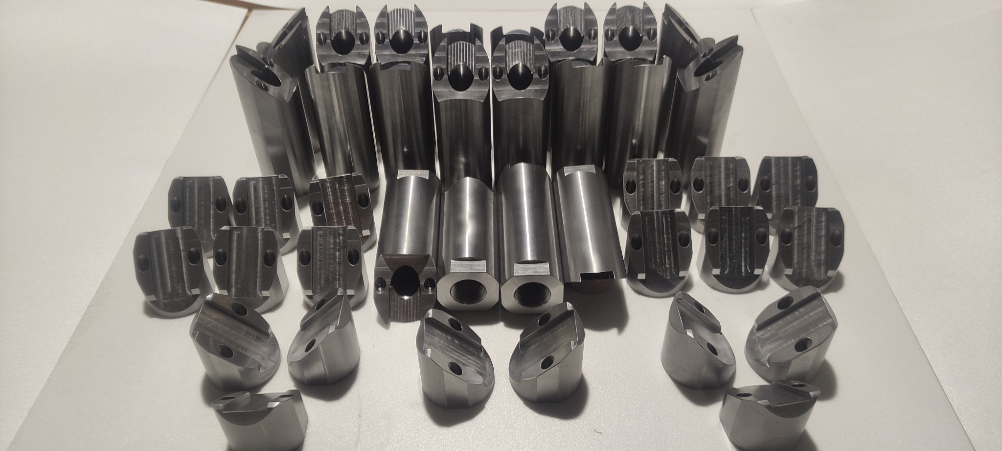 Niestandardowe elementy mocujące o twardości 65 HRC.