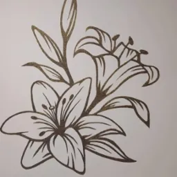 Dekoracyjny motyw lilii naniesiony techniką szablonową na gładką, białą ścianę, z widoczną fakturą farby w kolorze ciemnego złota.