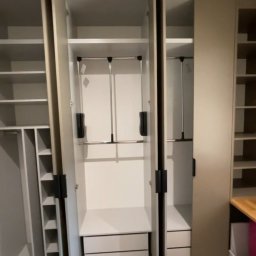 Szafa Na Miare Grzegorz Tyndyk - Zabudowa meblowa maksymalizująca przestrzeń do przechowywania