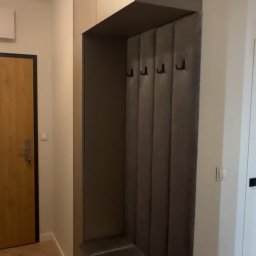 Szafa Na Miare Grzegorz Tyndyk - wiatrołap / zabudowa z elementami tapicerowanymi