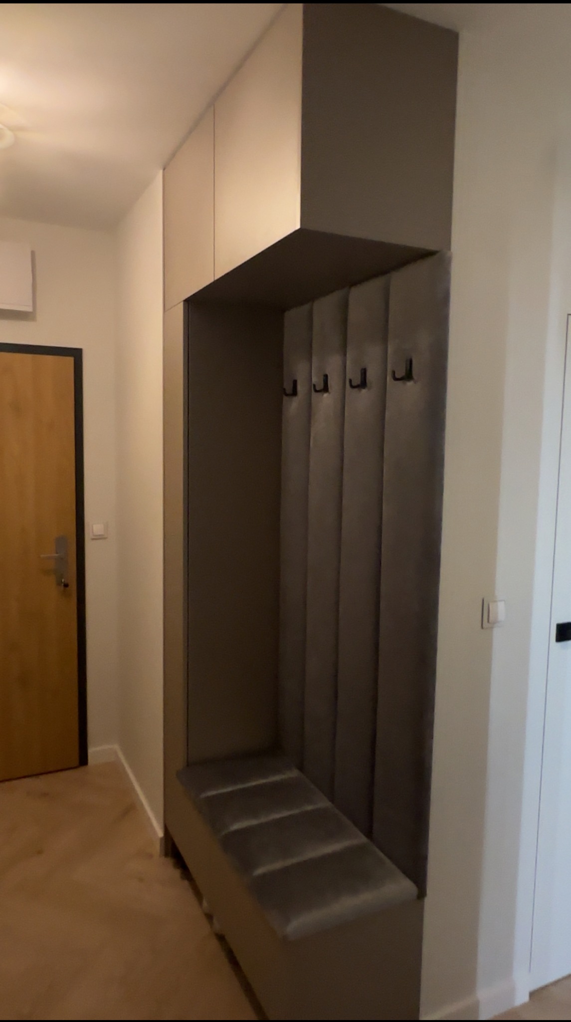 wiatrołap / zabudowa z elementami tapicerowanymi