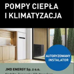 Grafika reklamowa prezentująca pompę ciepła Panasonic w nowoczesnym wnętrzu z elementami drewnianymi i widokiem na zieleń z zewnątrz, z informacją o autoryzowanym instalatorze JMD Energy Sp. z o.o.
