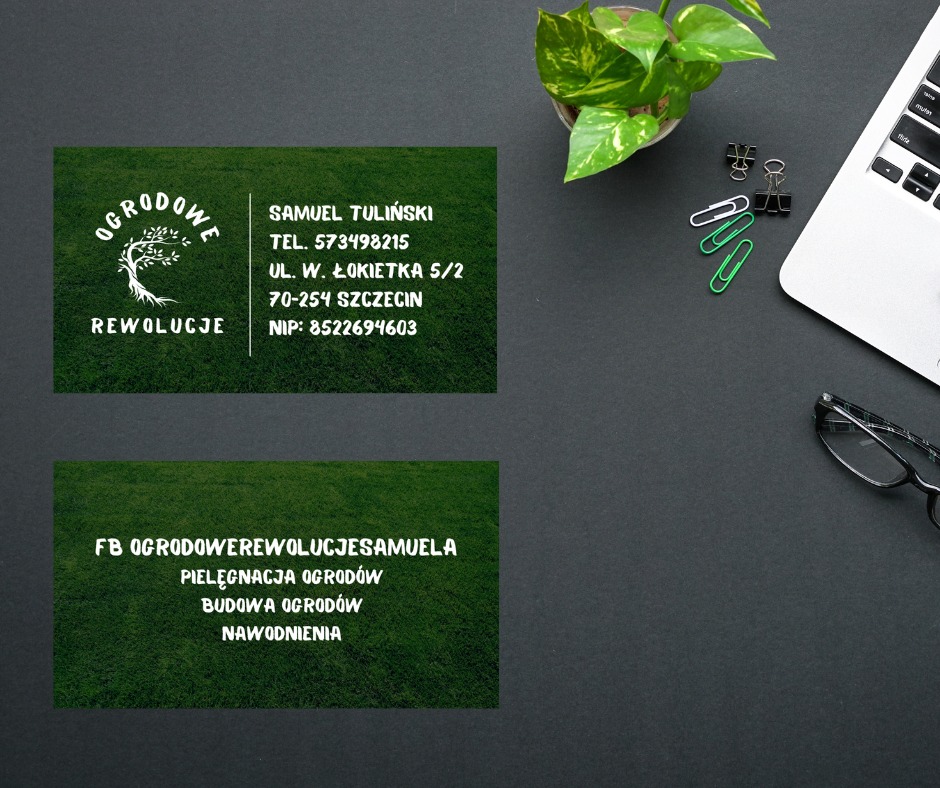 Dwie wizytówki firmy ogrodniczej 'Ogrodowe Rewolucje' na ciemnym biurku z laptopem, spinaczami, okularami i małą rośliną doniczkową.