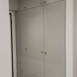 Szafa na wymiar wyposażona jest w dwa drążki z światłem led.

W prawym korpusie szafy zamontowaliśmy praktyczne szuflady.

Lewy korpus kryje miejsce gospodarcze - co ułatwi organizacje przestrzeni użytkowej.