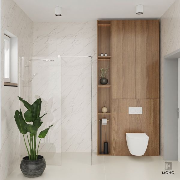 Nowoczesna łazienka z marmurowymi ścianami, kabiną prysznicową typu walk-in, drewnianą zabudową z półkami i wiszącą toaletą, oświetlona punktowymi lampami sufitowymi, z rośliną doniczkową w rogu.