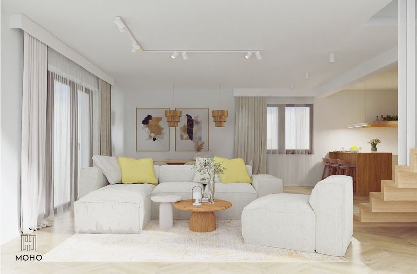 Jasne wnętrze salonu z modułową sofą, żółtymi poduszkami i drewnianym stolikiem kawowym, uzupełnione o minimalistyczne lampy i abstrakcyjne obrazy na ścianie.