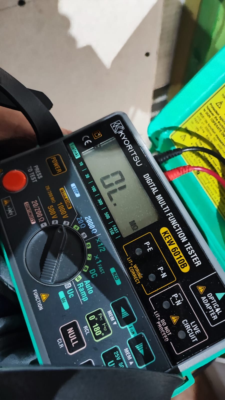 Cyfrowy multimetr Kyorytsu KEW 6010B wyświetlający 'OL' podczas pomiaru, prawdopodobnie wskazujący na przekroczenie zakresu pomiarowego.