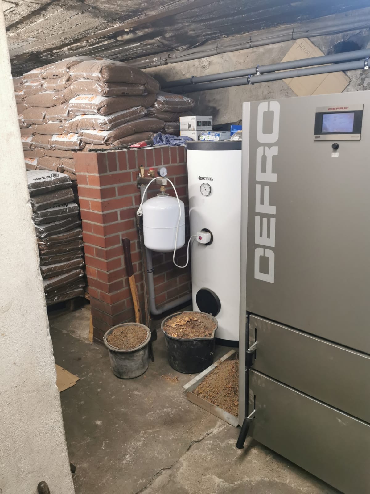 Montaż kotła na palet firmy Defro