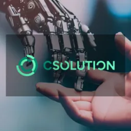 Mechaniczna ręka robota dotyka ludzkiej dłoni, na pierwszym planie logo i napis CSOLUTION w kolorze zielonym.
