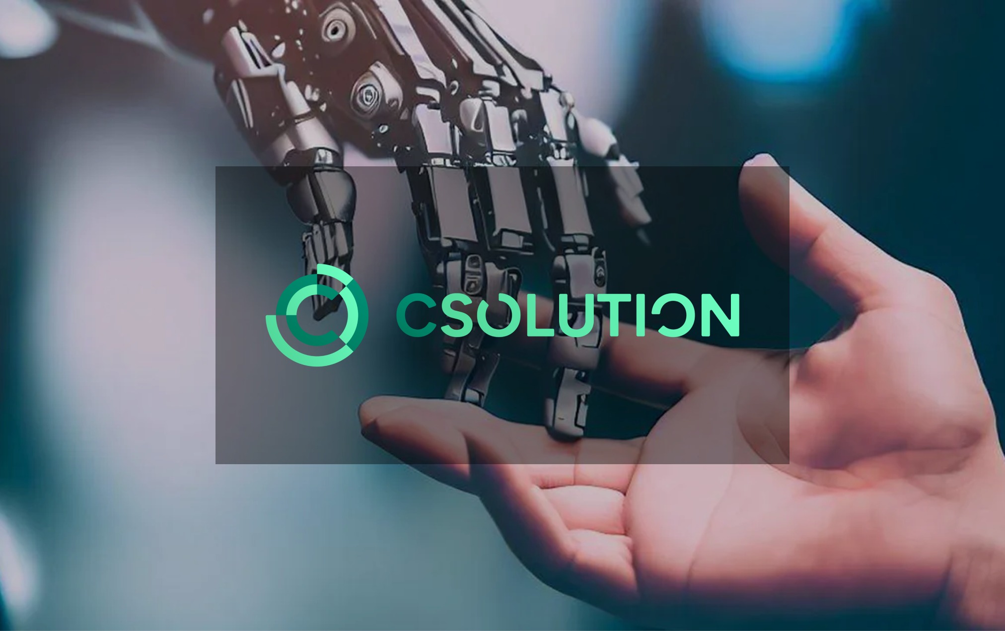 Mechaniczna ręka robota dotyka ludzkiej dłoni, na pierwszym planie logo i napis CSOLUTION w kolorze zielonym.