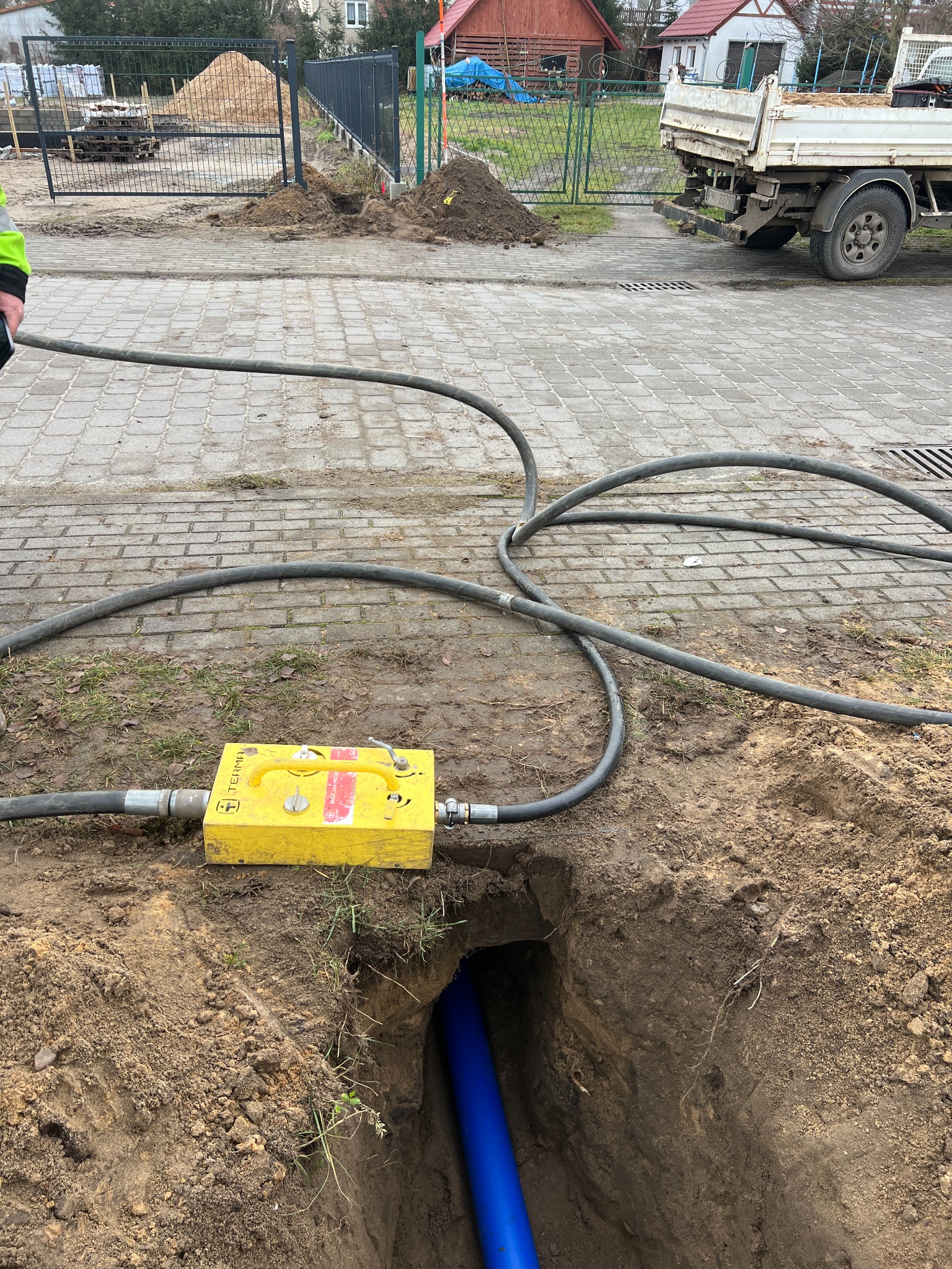 Wykonanie przecisku pod drogą i instalacja rury przy rozbudowie instalacji elektrycznej NN.