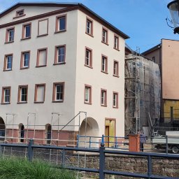 Elewacja na budynku zabytkowym w Nowej Rudzie