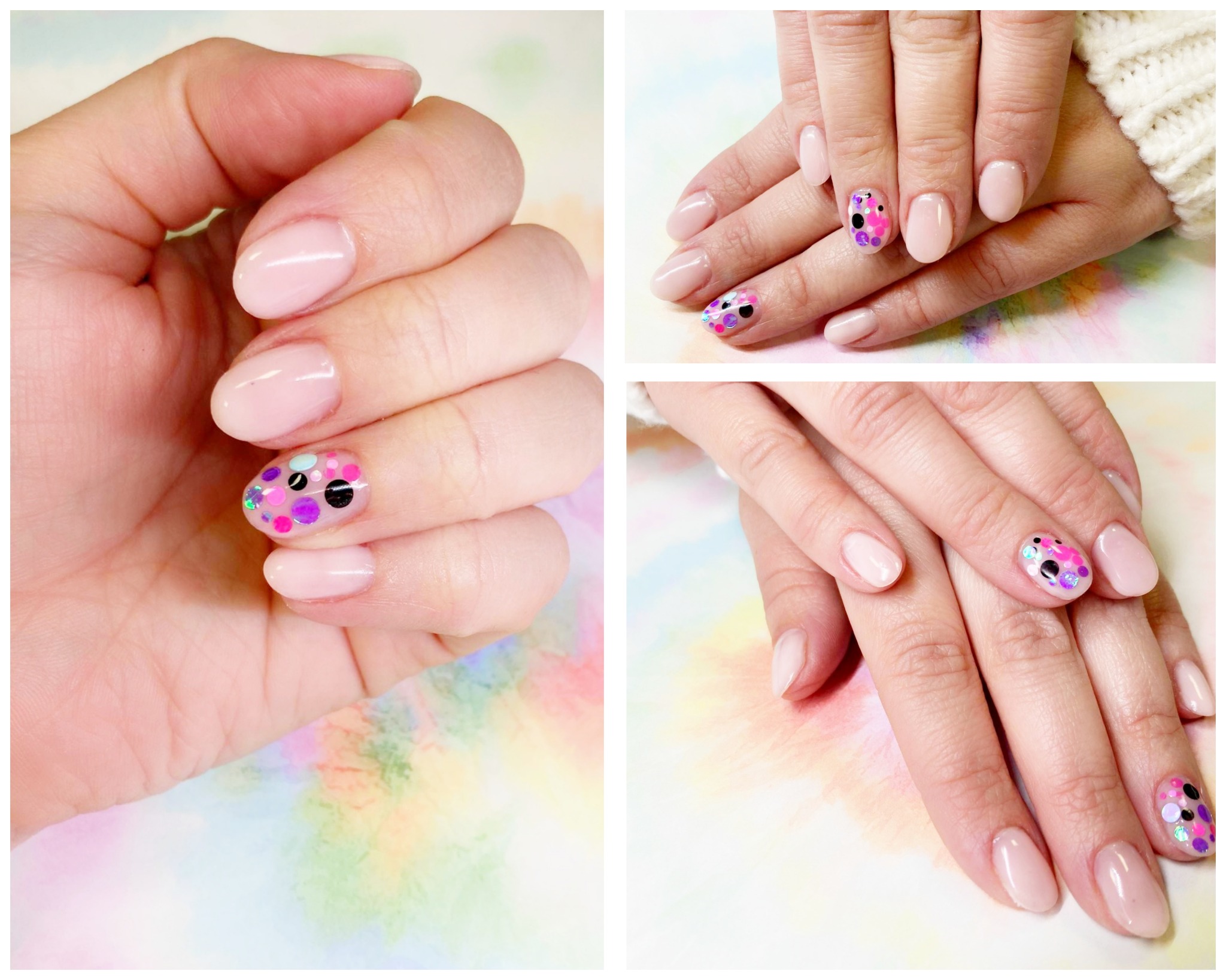 Kompozycja trzech ujęć dłoni z jasnoróżowym lakierem i zdobieniem w postaci kolorowych kropek na jednym paznokciu, na tle akwarelowego wzoru.