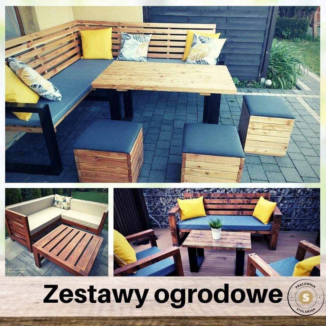 Zestaw mebli ogrodowych z jasnego drewna: narożna ławka z szarymi poduchami i żółtymi poduszkami dekoracyjnymi, stół z czarnymi nogami i drewniane pufy z szarymi siedziskami, na tle szarej kostki...