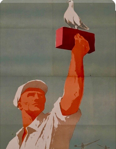 Stylizowany plakat przedstawiający robotnika w czapce, trzymającego w uniesionej ręce czerwoną cegłę, na której siedzi biały gołąb.
