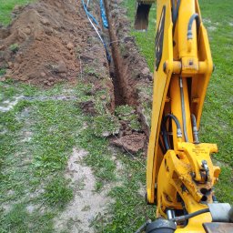 LesiuKop Krzysztof i Tomasz Leśniak s.c. - Wykop do podłączenia prądu do budynku.