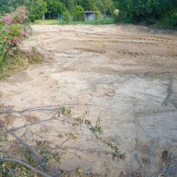 Działka po wyburzeniu altany i wyrównaniu terenu.