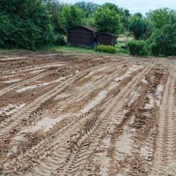 Teren po wyrównaniu.