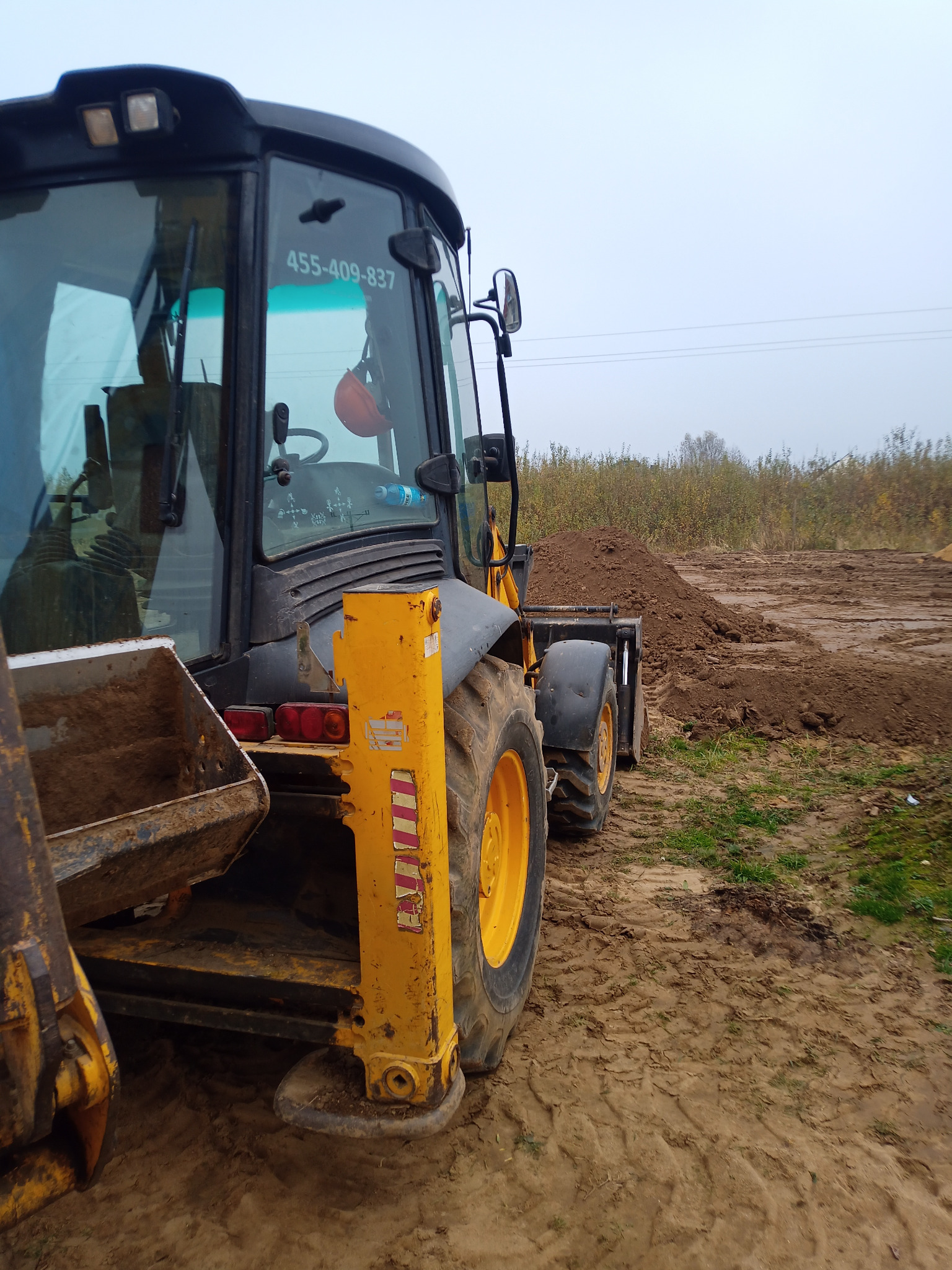 Rozplantowywanie ziemi na terenie budowy.