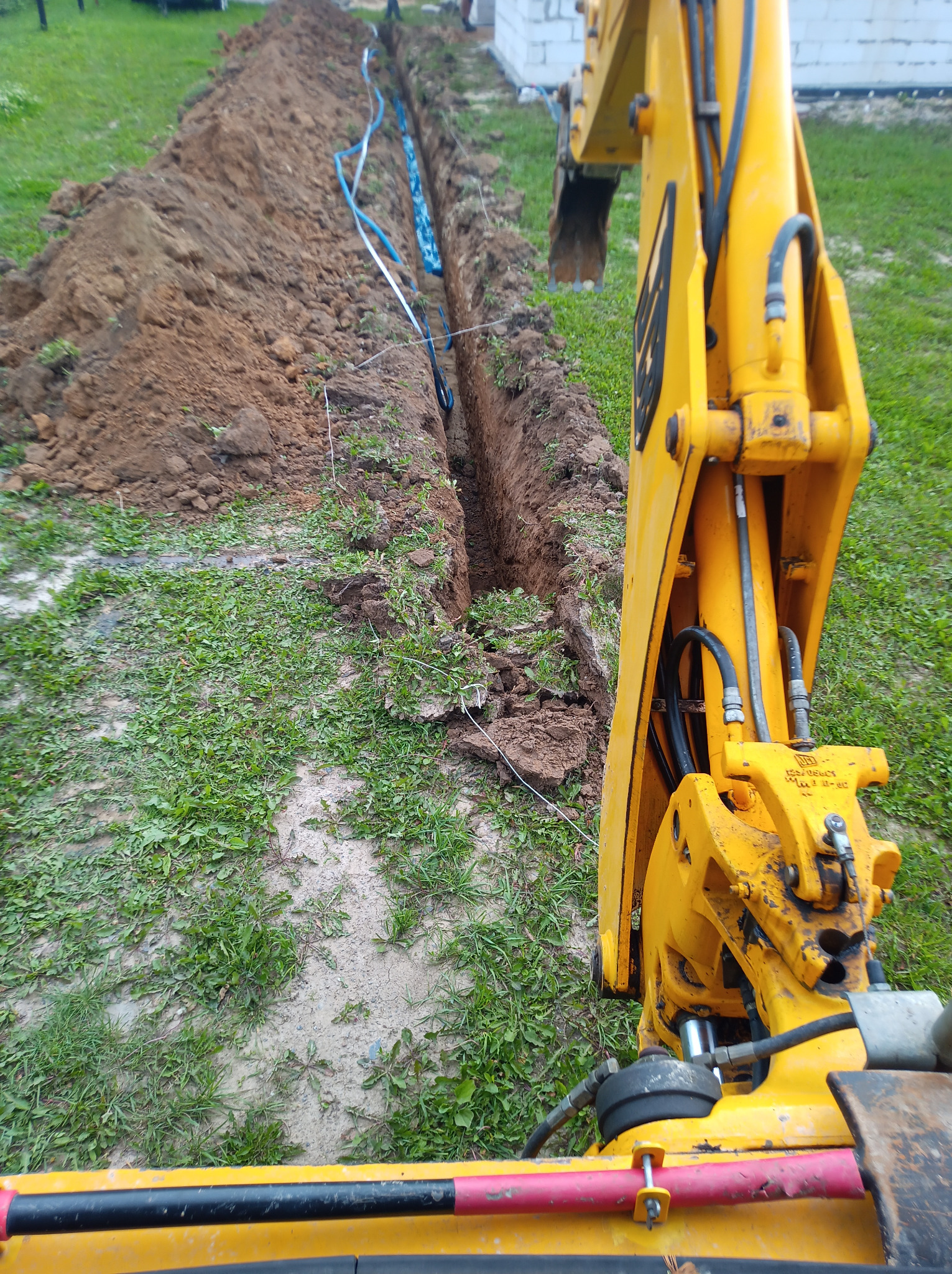 Wykop do podłączenia prądu do budynku.