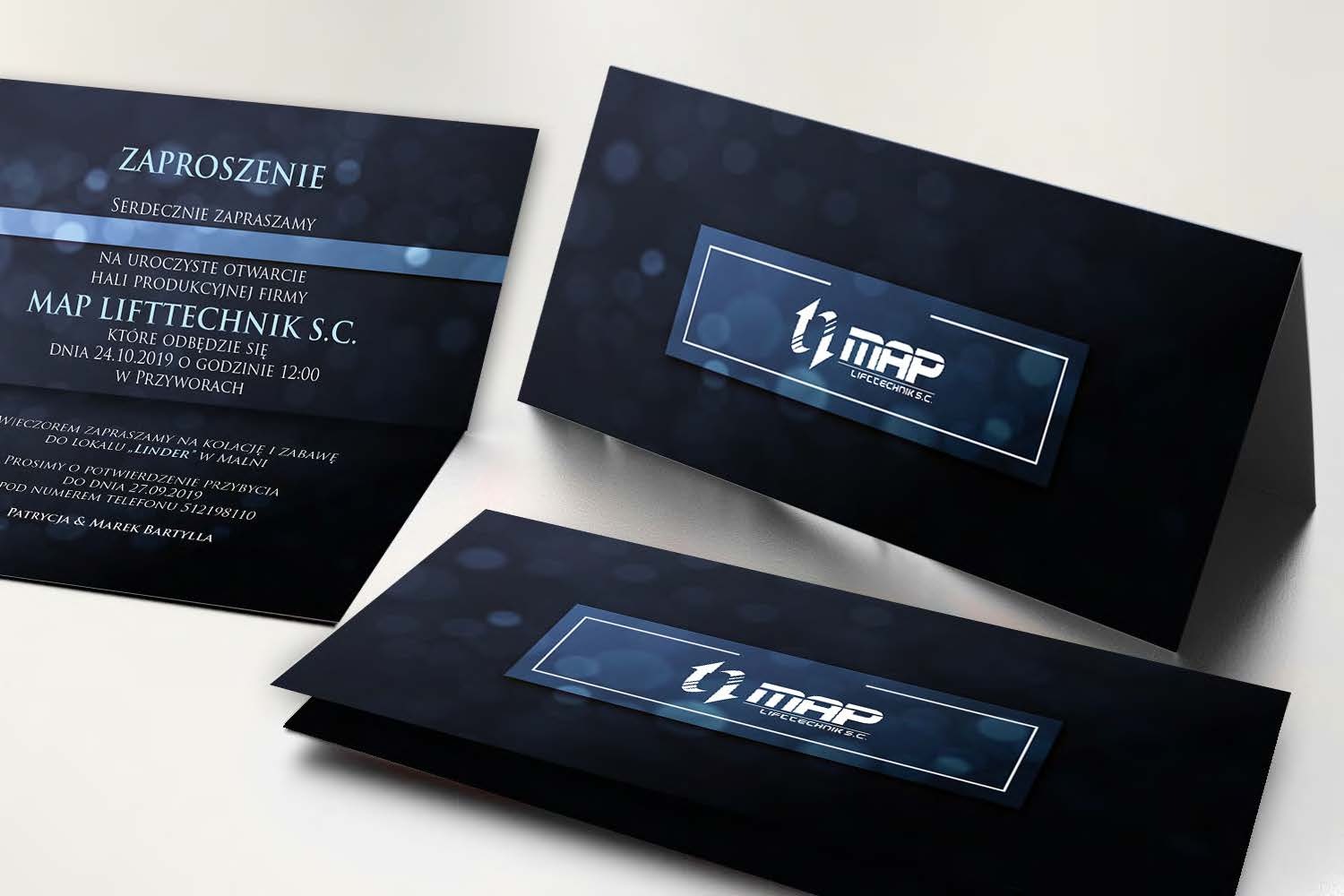 Eleganckie, granatowe zaproszenia na otwarcie hali produkcyjnej firmy MAP LIFTTECHNIK S.C. z logo firmy na froncie.