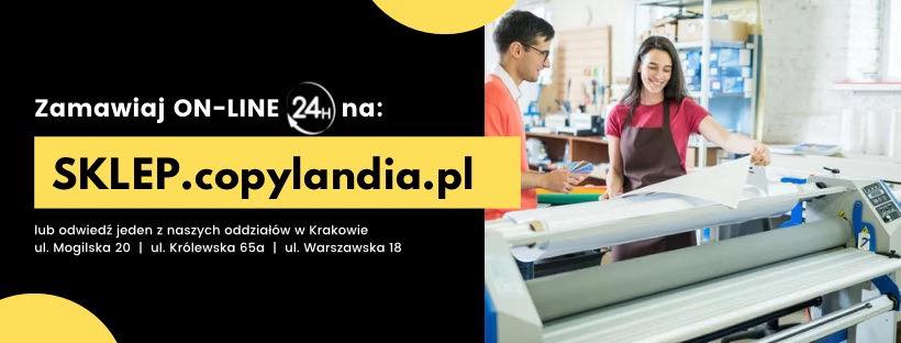 Pracownicy drukarni obsługują ploter tnący, przygotowując materiał do druku wielkoformatowego. Kobieta w fartuchu uśmiecha się, wygładzając arkusz, podczas gdy mężczyzna trzyma wachlarz próbek...